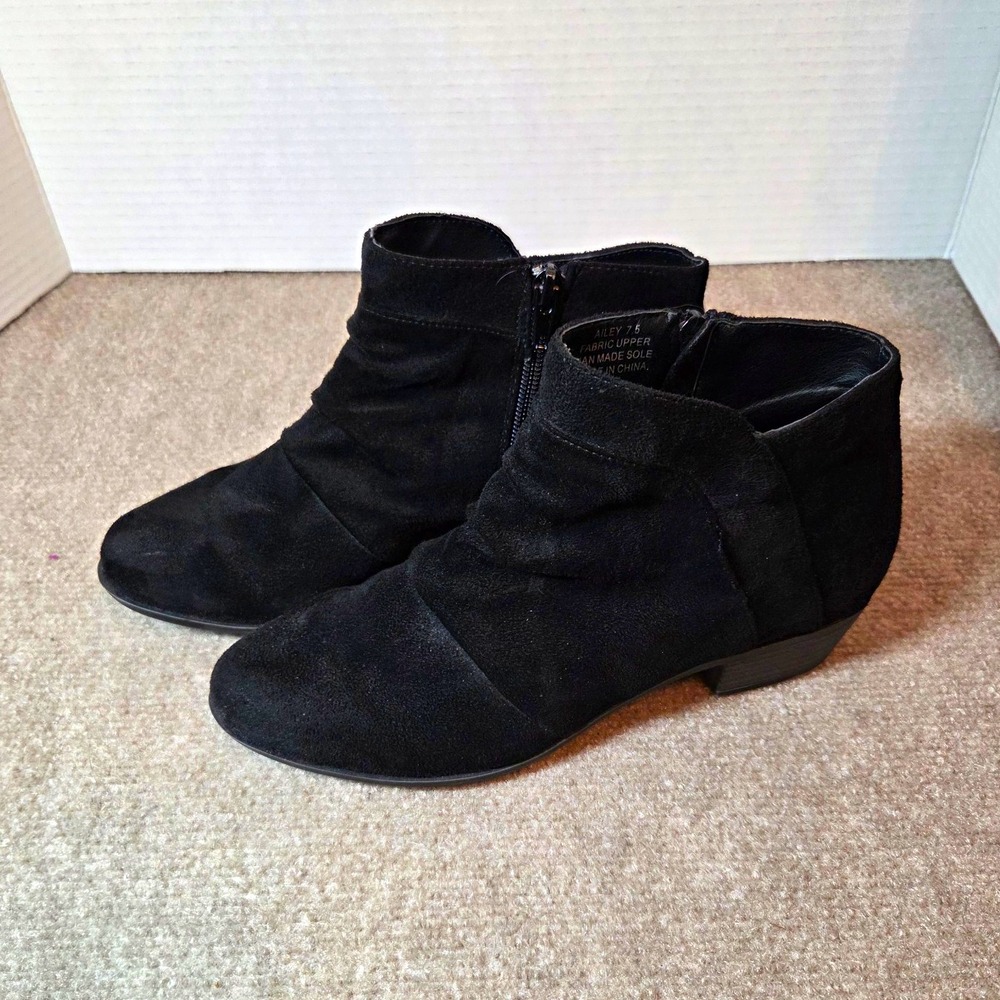 No Parking Ailey Womens Black Faux Suede Ruched Ankle Boots Size 7.5